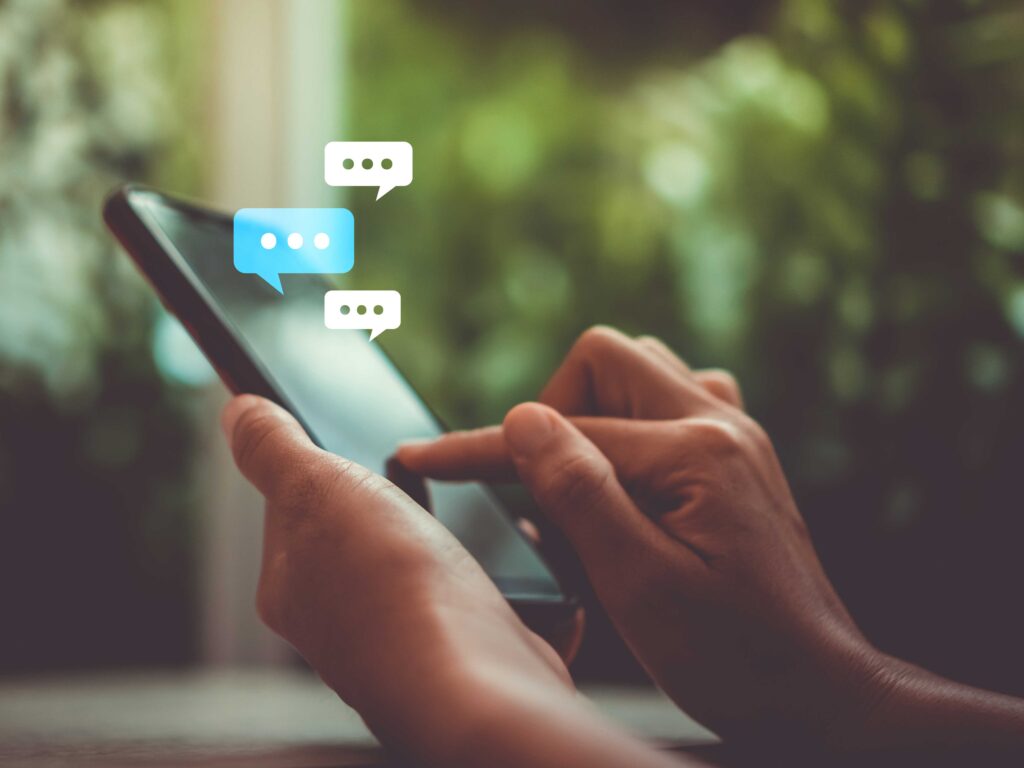 شخص يستخدم هاتفه الجوال، تكلفة إنشاء تطبيقات الجوال